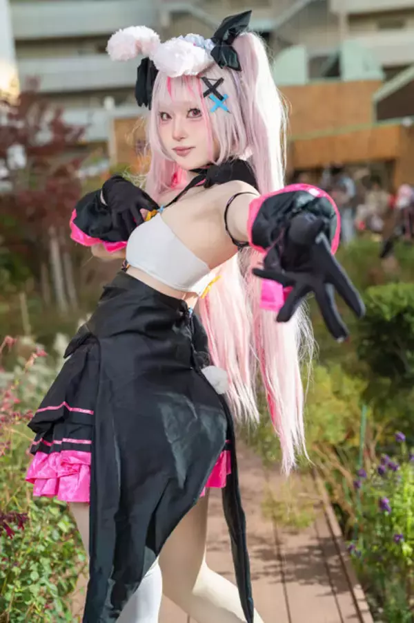 「【コスプレ】ウサ耳にちらりと見えるおへそがキュート！ミニスカで元気いっぱいのVTuber「兎鞠まり」の美女レイヤーが可愛い【写真9枚】」の画像