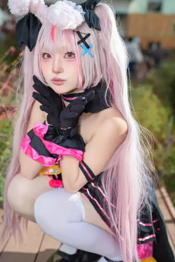 「【コスプレ】ウサ耳にちらりと見えるおへそがキュート！ミニスカで元気いっぱいのVTuber「兎鞠まり」の美女レイヤーが可愛い【写真9枚】」の画像