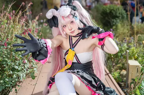 「【コスプレ】ウサ耳にちらりと見えるおへそがキュート！ミニスカで元気いっぱいのVTuber「兎鞠まり」の美女レイヤーが可愛い【写真9枚】」の画像