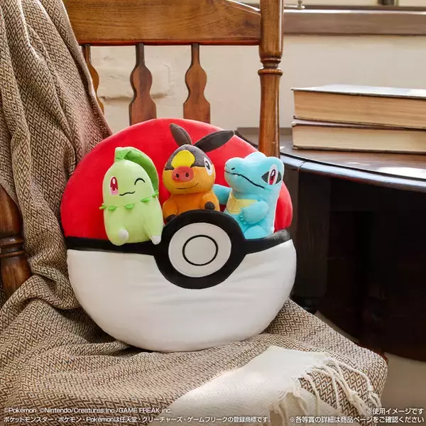 「『ポケモン』新作一番くじの全ラインナップ公開！A賞はチコリータ、ポカブ、ワニノコのぬいぐるみが付いたモンスターボール型ゲームクッション」の画像