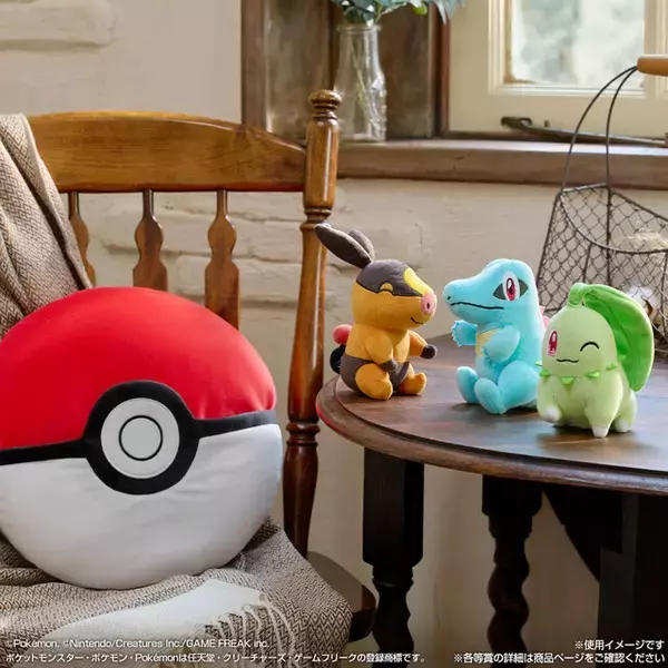 「『ポケモン』新作一番くじの全ラインナップ公開！A賞はチコリータ、ポカブ、ワニノコのぬいぐるみが付いたモンスターボール型ゲームクッション」の画像