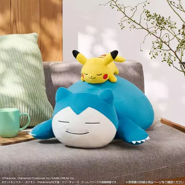 「『ポケモン』新作一番くじの全ラインナップ公開！A賞はチコリータ、ポカブ、ワニノコのぬいぐるみが付いたモンスターボール型ゲームクッション」の画像