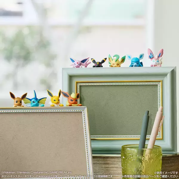 「『ポケモン』新作一番くじの全ラインナップ公開！A賞はチコリータ、ポカブ、ワニノコのぬいぐるみが付いたモンスターボール型ゲームクッション」の画像