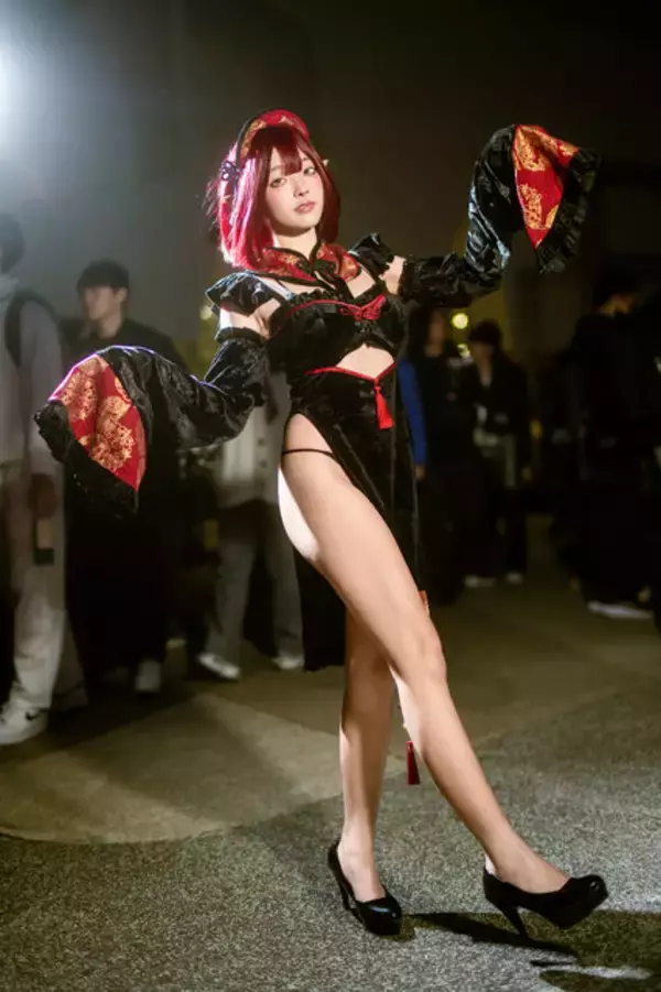 「【コスプレ】台湾のキョンシーガールが可愛すぎる！スリットから覗く美脚＆美尻で魅せる抜群のスタイルにうっとり【写真7枚】」の画像