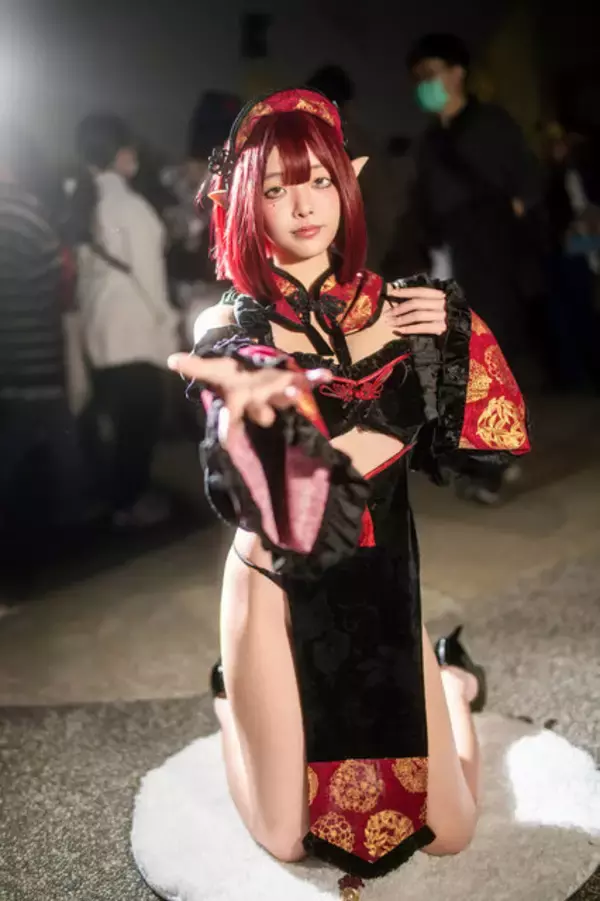 「【コスプレ】台湾のキョンシーガールが可愛すぎる！スリットから覗く美脚＆美尻で魅せる抜群のスタイルにうっとり【写真7枚】」の画像