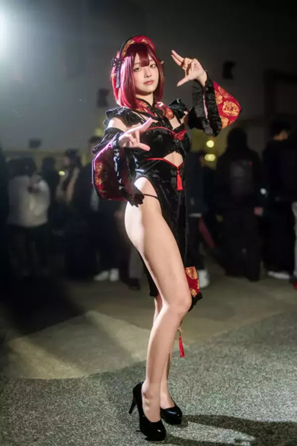 「【コスプレ】台湾のキョンシーガールが可愛すぎる！スリットから覗く美脚＆美尻で魅せる抜群のスタイルにうっとり【写真7枚】」の画像