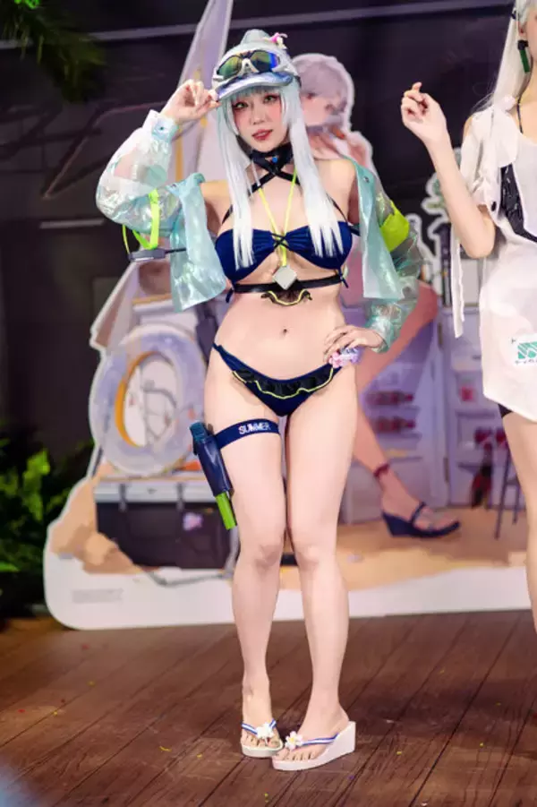 「【コスプレ】大胆なビキニ水着で攻める！？『ドルフロ2』クルカイの美スタイルがゲームの実写化だった【台北ゲームショウ2026】」の画像