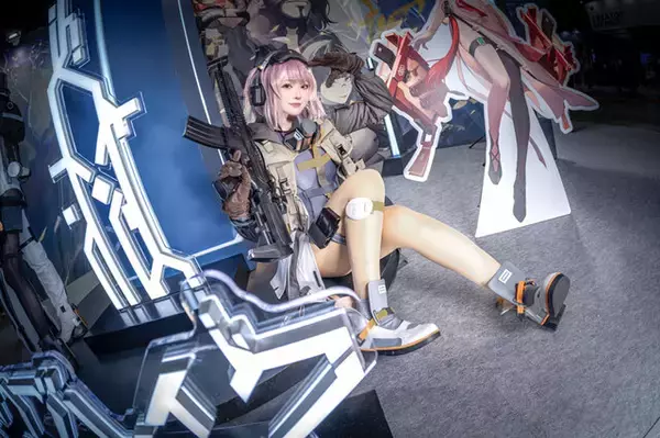 「【コスプレ】『スノウブレイク』新衣装“ウサ耳ちゃん”を披露する美女レイヤーが大人気！ブース内を元気いっぱいに跳ね回る」の画像