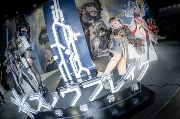 「【コスプレ】『スノウブレイク』新衣装“ウサ耳ちゃん”を披露する美女レイヤーが大人気！ブース内を元気いっぱいに跳ね回る」の画像