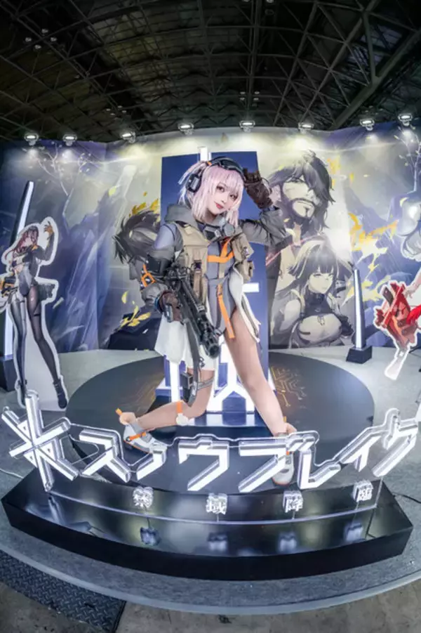 「【コスプレ】『スノウブレイク』新衣装“ウサ耳ちゃん”を披露する美女レイヤーが大人気！ブース内を元気いっぱいに跳ね回る」の画像