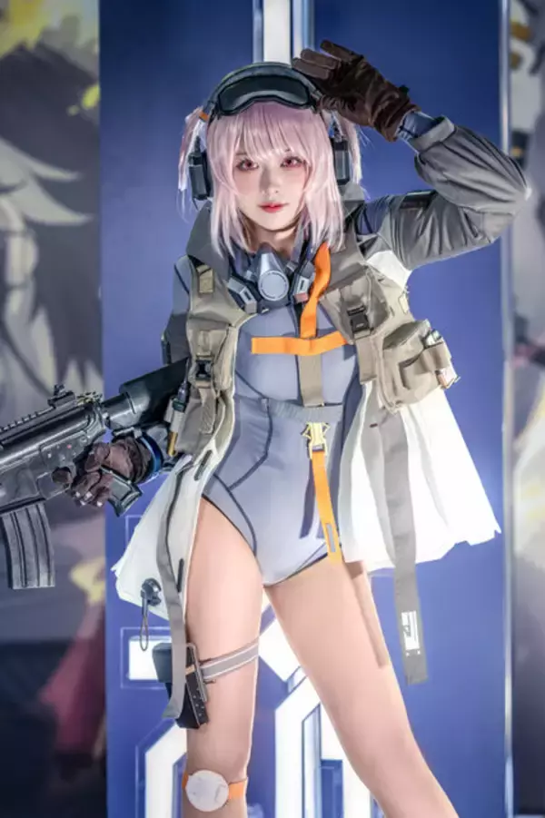 「【コスプレ】『スノウブレイク』新衣装“ウサ耳ちゃん”を披露する美女レイヤーが大人気！ブース内を元気いっぱいに跳ね回る」の画像