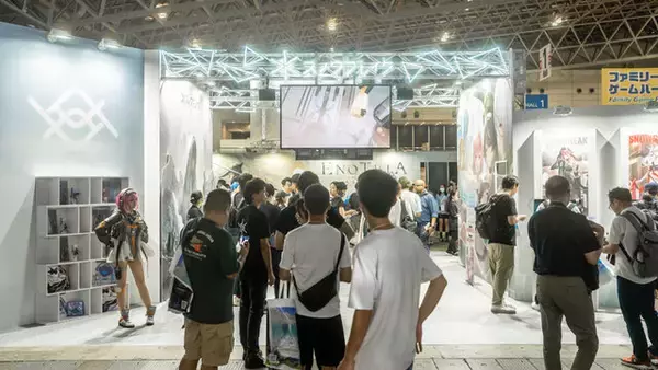 「【コスプレ】『スノウブレイク』新衣装“ウサ耳ちゃん”を披露する美女レイヤーが大人気！ブース内を元気いっぱいに跳ね回る」の画像