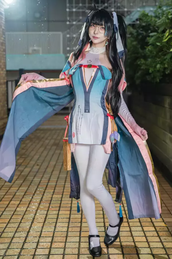 「【コスプレ】スレンダーなメガネ美人の儚げな雰囲気にうっとり！『鳴潮』折枝の穏やかな微笑みに守りたくなる人続出【写真8枚】」の画像