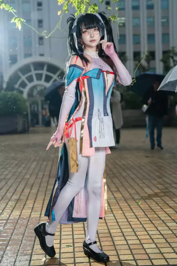 「【コスプレ】スレンダーなメガネ美人の儚げな雰囲気にうっとり！『鳴潮』折枝の穏やかな微笑みに守りたくなる人続出【写真8枚】」の画像