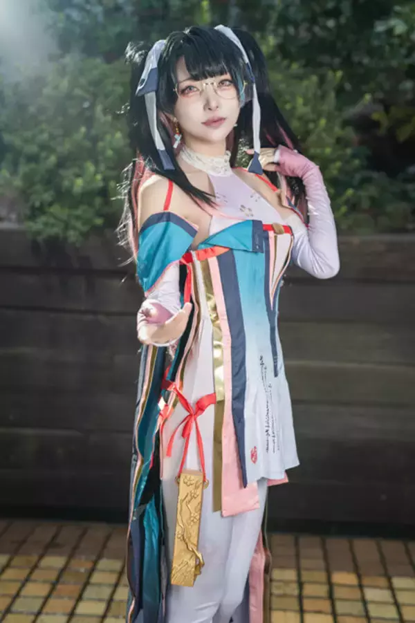 「【コスプレ】スレンダーなメガネ美人の儚げな雰囲気にうっとり！『鳴潮』折枝の穏やかな微笑みに守りたくなる人続出【写真8枚】」の画像
