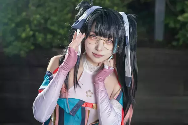 「【コスプレ】スレンダーなメガネ美人の儚げな雰囲気にうっとり！『鳴潮』折枝の穏やかな微笑みに守りたくなる人続出【写真8枚】」の画像