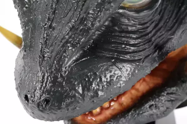 「お値段12万円、抱えるほどのビックサイズ！「ガメラ（1995）」スーツ頭部を再現したヘッドモデルのクオリティが凄まじい」の画像