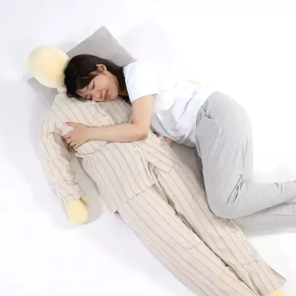 「「○○なら私の横で寝てるよ」を健全に叶える！等身大サイズの人型クッション「推し抱き枕」登場―市販のアパレルを着せて推しを再現しよう」の画像
