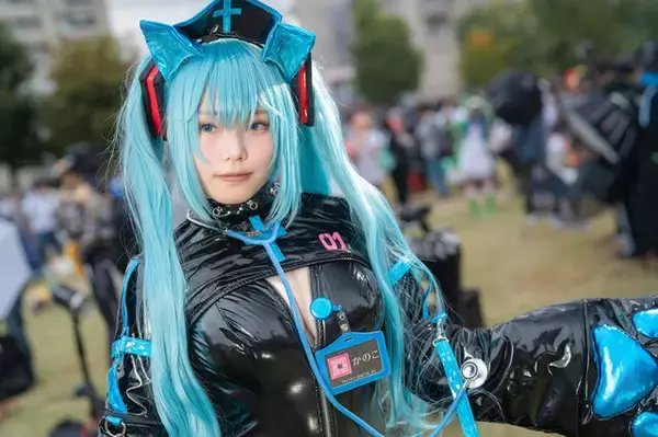 「【コスプレ】黒エナメルの“猫ナース”初音ミクがなんとも蠱惑的！ころころ変わる表情もチャーミングな美女レイヤー・かのこ【写真9枚】」の画像