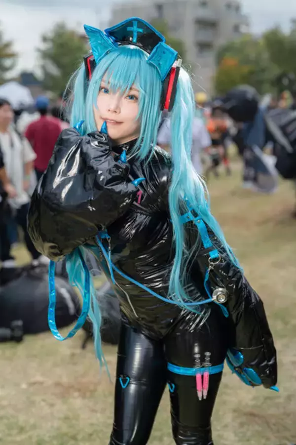 「【コスプレ】黒エナメルの“猫ナース”初音ミクがなんとも蠱惑的！ころころ変わる表情もチャーミングな美女レイヤー・かのこ【写真9枚】」の画像
