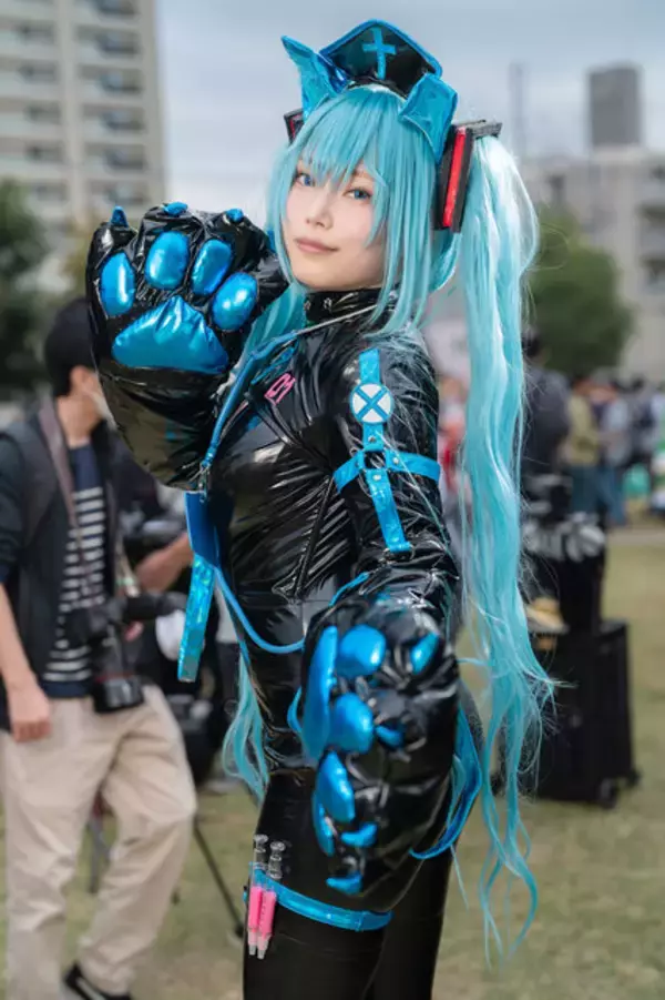 「【コスプレ】黒エナメルの“猫ナース”初音ミクがなんとも蠱惑的！ころころ変わる表情もチャーミングな美女レイヤー・かのこ【写真9枚】」の画像