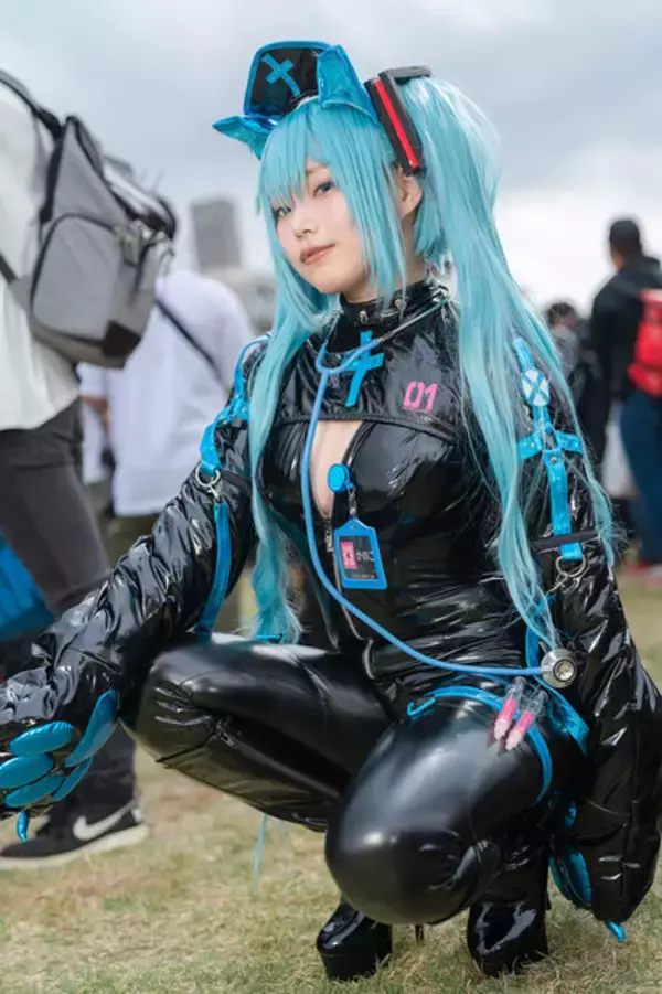 「【コスプレ】黒エナメルの“猫ナース”初音ミクがなんとも蠱惑的！ころころ変わる表情もチャーミングな美女レイヤー・かのこ【写真9枚】」の画像