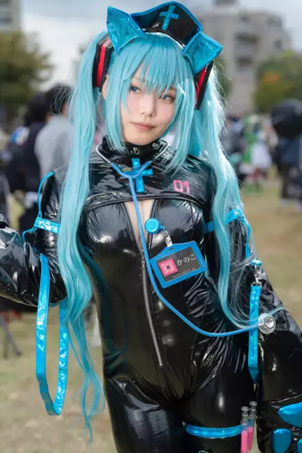 「【コスプレ】黒エナメルの“猫ナース”初音ミクがなんとも蠱惑的！ころころ変わる表情もチャーミングな美女レイヤー・かのこ【写真9枚】」の画像