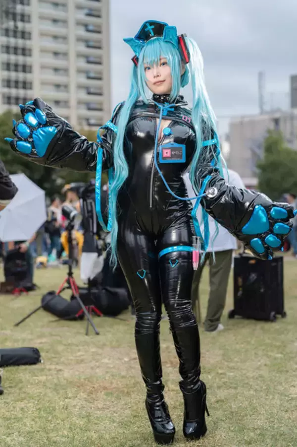 「【コスプレ】黒エナメルの“猫ナース”初音ミクがなんとも蠱惑的！ころころ変わる表情もチャーミングな美女レイヤー・かのこ【写真9枚】」の画像