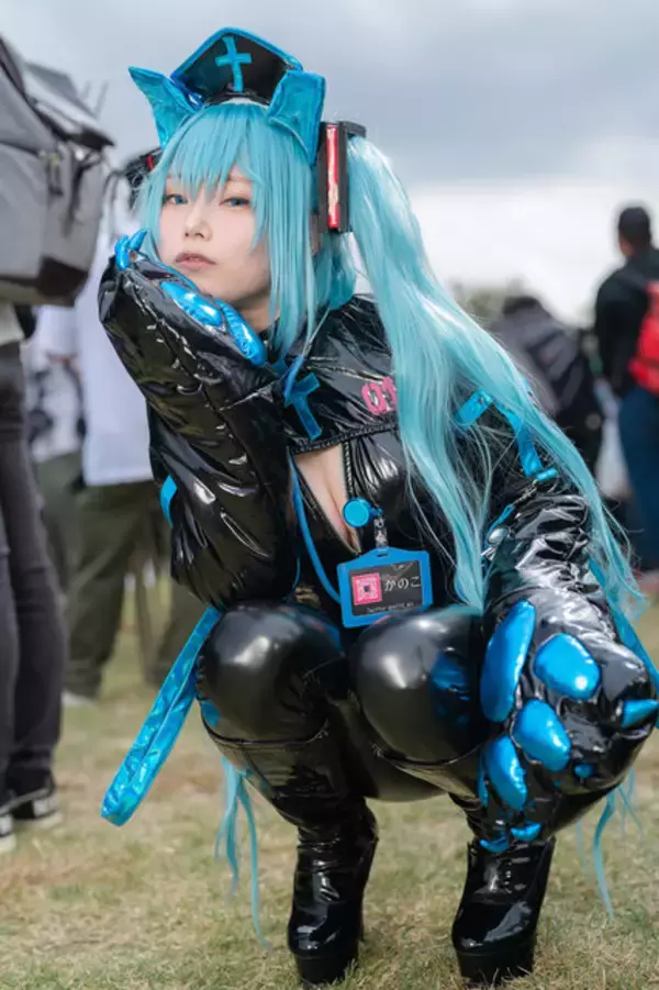 「【コスプレ】黒エナメルの“猫ナース”初音ミクがなんとも蠱惑的！ころころ変わる表情もチャーミングな美女レイヤー・かのこ【写真9枚】」の画像