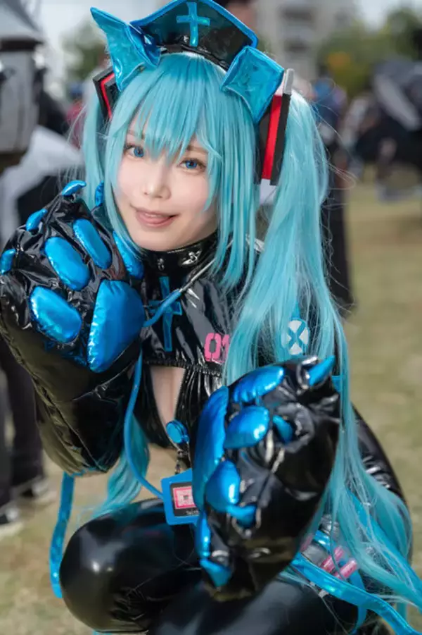 「【コスプレ】黒エナメルの“猫ナース”初音ミクがなんとも蠱惑的！ころころ変わる表情もチャーミングな美女レイヤー・かのこ【写真9枚】」の画像