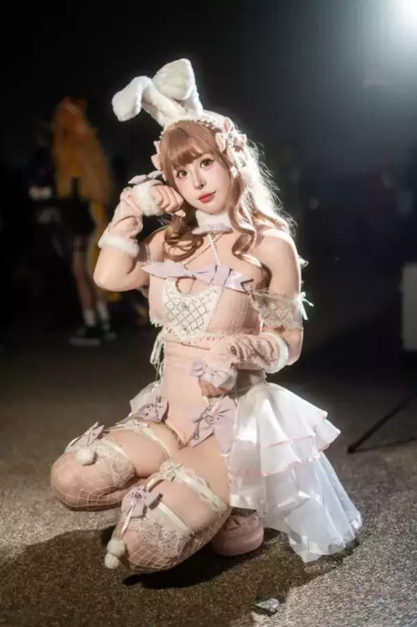 「【コスプレ】スタイル抜群なピンクのバニーガールが可愛すぎ！タイの美女レイヤーが魅せる愛らしい笑顔に曲線美豊かなポージング【写真9枚】」の画像