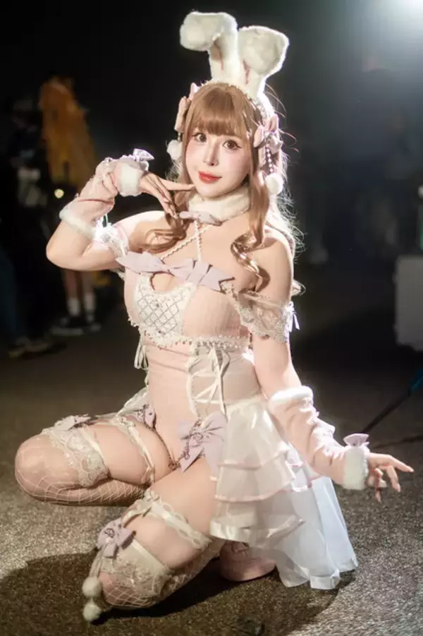「【コスプレ】スタイル抜群なピンクのバニーガールが可愛すぎ！タイの美女レイヤーが魅せる愛らしい笑顔に曲線美豊かなポージング【写真9枚】」の画像