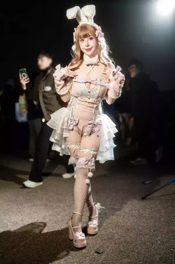 「【コスプレ】スタイル抜群なピンクのバニーガールが可愛すぎ！タイの美女レイヤーが魅せる愛らしい笑顔に曲線美豊かなポージング【写真9枚】」の画像
