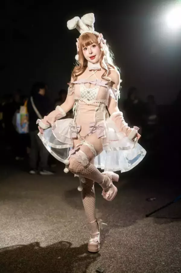 「【コスプレ】スタイル抜群なピンクのバニーガールが可愛すぎ！タイの美女レイヤーが魅せる愛らしい笑顔に曲線美豊かなポージング【写真9枚】」の画像