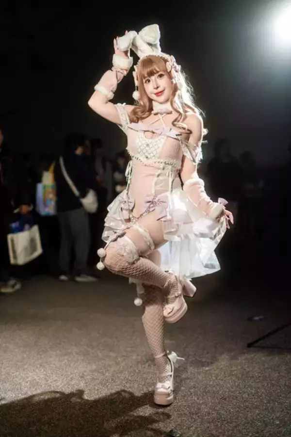 「【コスプレ】スタイル抜群なピンクのバニーガールが可愛すぎ！タイの美女レイヤーが魅せる愛らしい笑顔に曲線美豊かなポージング【写真9枚】」の画像