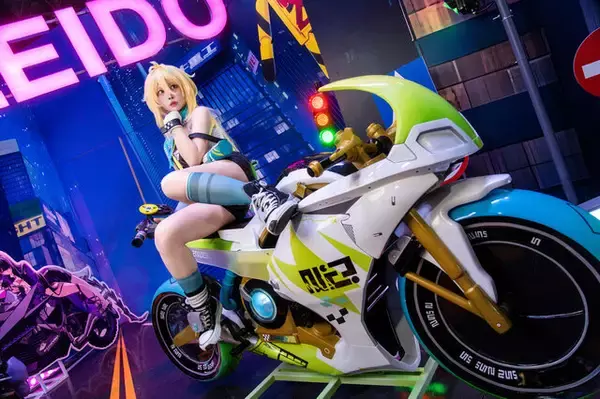 「【コスプレ】美女のショーパン×バイクって良いよね！『カレイドライダー』プロームは無表情なのに愛らしさが溢れ出て目が離せない【写真9枚】」の画像
