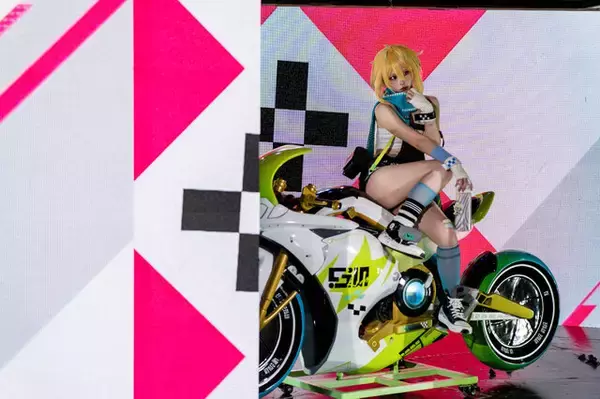 「【コスプレ】美女のショーパン×バイクって良いよね！『カレイドライダー』プロームは無表情なのに愛らしさが溢れ出て目が離せない【写真9枚】」の画像