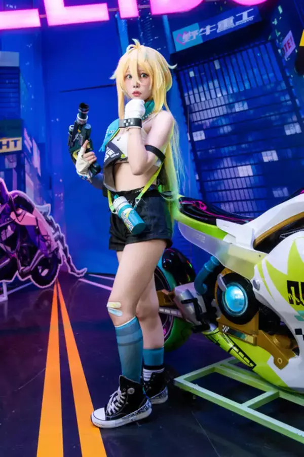 「【コスプレ】美女のショーパン×バイクって良いよね！『カレイドライダー』プロームは無表情なのに愛らしさが溢れ出て目が離せない【写真9枚】」の画像