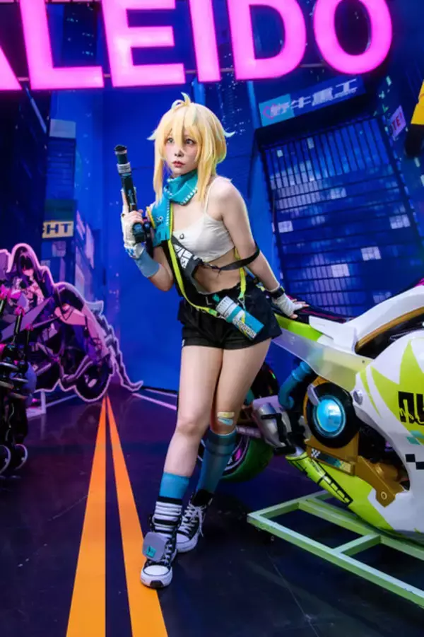 「【コスプレ】美女のショーパン×バイクって良いよね！『カレイドライダー』プロームは無表情なのに愛らしさが溢れ出て目が離せない【写真9枚】」の画像