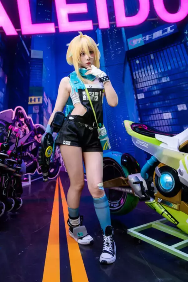 「【コスプレ】美女のショーパン×バイクって良いよね！『カレイドライダー』プロームは無表情なのに愛らしさが溢れ出て目が離せない【写真9枚】」の画像