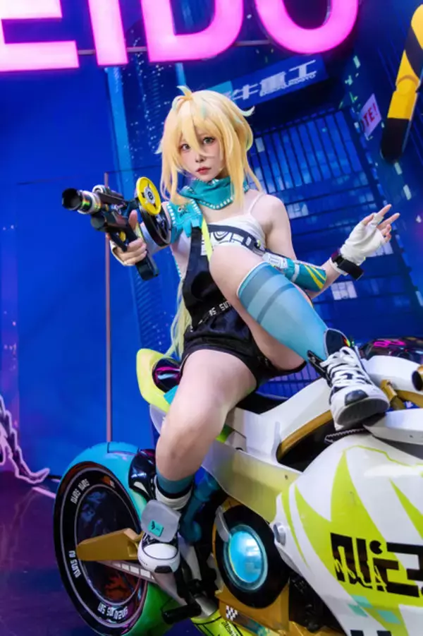 「【コスプレ】美女のショーパン×バイクって良いよね！『カレイドライダー』プロームは無表情なのに愛らしさが溢れ出て目が離せない【写真9枚】」の画像