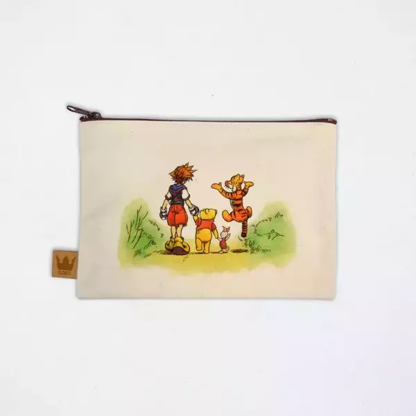 「『キングダム ハーツ』グッズがディズニーストアでも12月5日発売！ぬいぐるみ8種や「100エーカーの森」イラストのポーチなど盛りだくさん」の画像