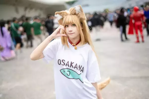 「【コスプレ】猫耳×ダブダブTシャツ姿があざと可愛いすぎた！「うちのねこが女の子でかわいい」のきなこは美脚の再現度も高い【写真7枚】」の画像