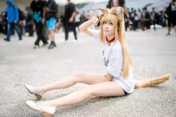 「【コスプレ】猫耳×ダブダブTシャツ姿があざと可愛いすぎた！「うちのねこが女の子でかわいい」のきなこは美脚の再現度も高い【写真7枚】」の画像