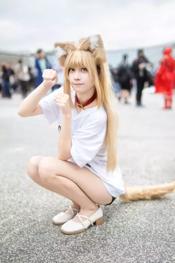 「【コスプレ】猫耳×ダブダブTシャツ姿があざと可愛いすぎた！「うちのねこが女の子でかわいい」のきなこは美脚の再現度も高い【写真7枚】」の画像