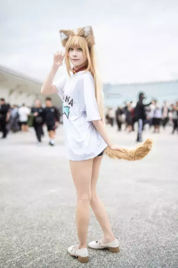 「【コスプレ】猫耳×ダブダブTシャツ姿があざと可愛いすぎた！「うちのねこが女の子でかわいい」のきなこは美脚の再現度も高い【写真7枚】」の画像