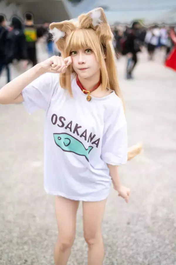 「【コスプレ】猫耳×ダブダブTシャツ姿があざと可愛いすぎた！「うちのねこが女の子でかわいい」のきなこは美脚の再現度も高い【写真7枚】」の画像