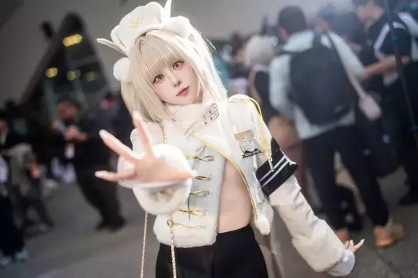 【コスプレ】大胆な衣装と天真爛漫な微笑みでハートを鷲掴み！？人気美女レイヤーの『NIKKE』ブランに心奪われる人が続出【写真9枚】