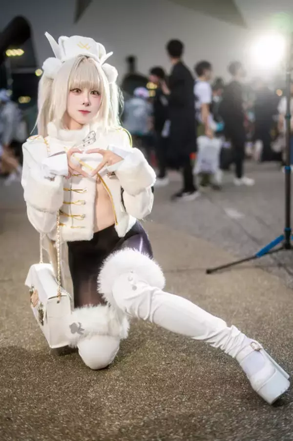 「【コスプレ】大胆な衣装と天真爛漫な微笑みでハートを鷲掴み！？人気美女レイヤーの『NIKKE』ブランに心奪われる人が続出【写真9枚】」の画像