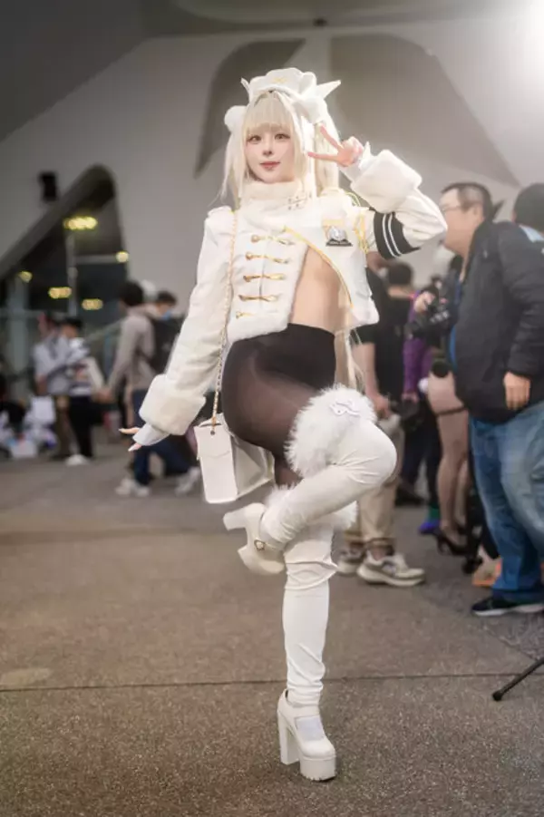 「【コスプレ】大胆な衣装と天真爛漫な微笑みでハートを鷲掴み！？人気美女レイヤーの『NIKKE』ブランに心奪われる人が続出【写真9枚】」の画像